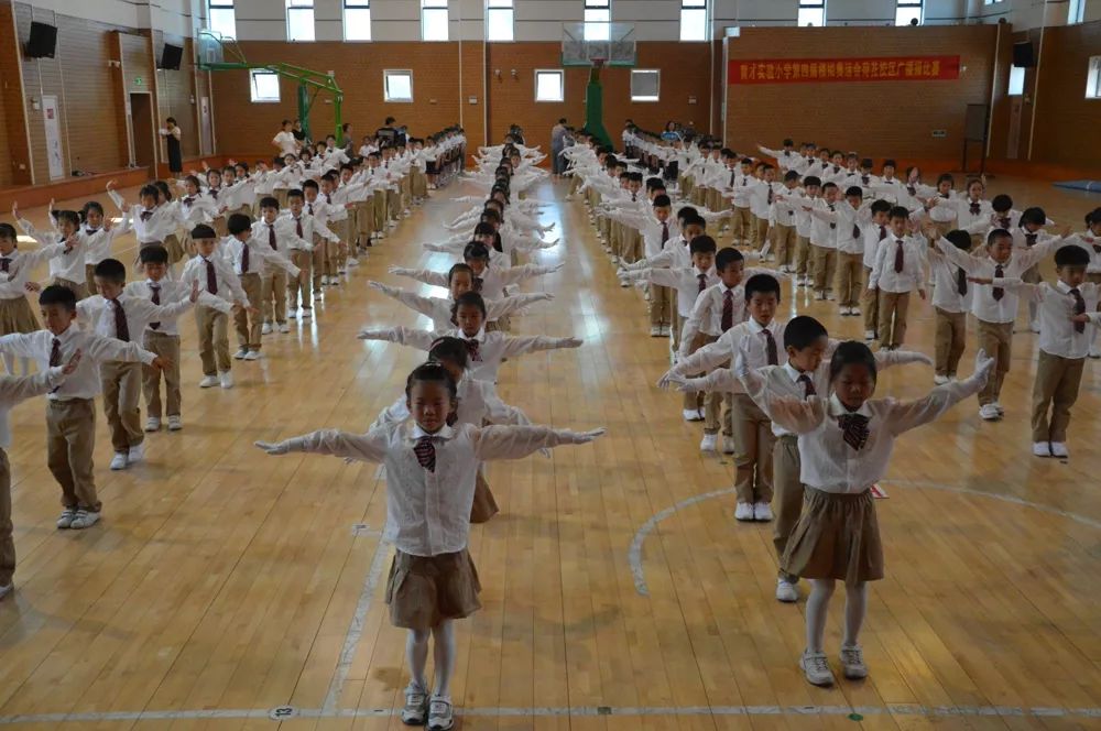 七彩阳光，第三套全国小学生广播体操的活力与意义