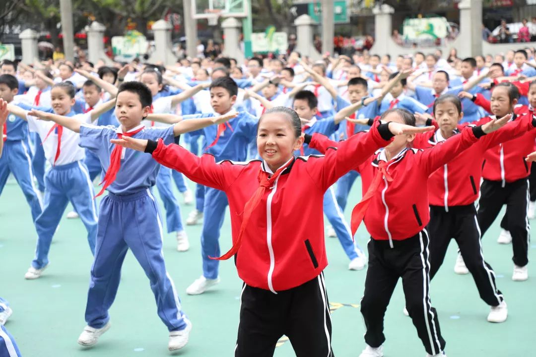 七彩阳光，小学生广播体操的活力篇章