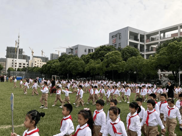 小学晨光，小学生广播体操的活力篇章