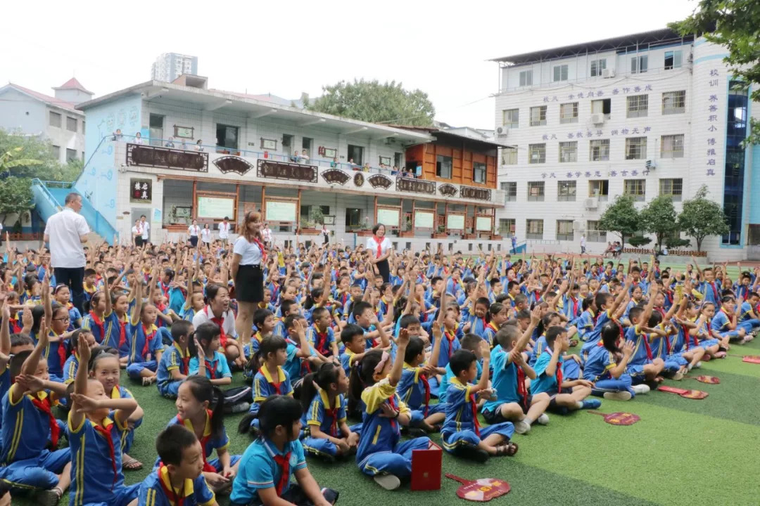 博爱小学，播种希望，收获爱心的摇篮