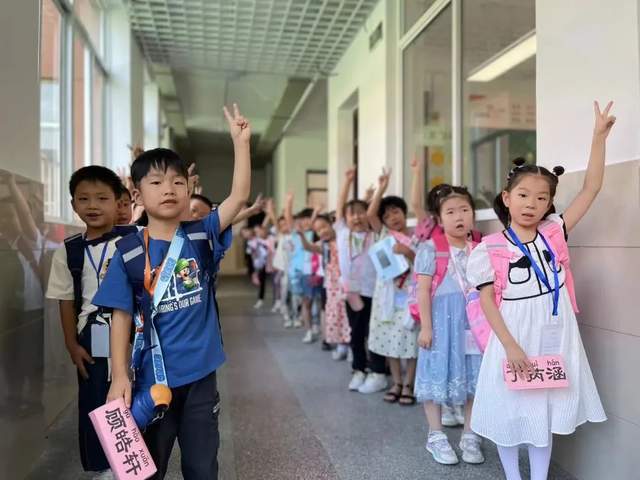 礼仪之光，照亮小学生成长的每一步