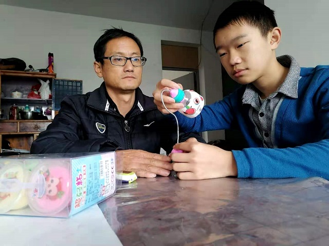 爱的手工，小学生为爸爸编织的温馨记忆