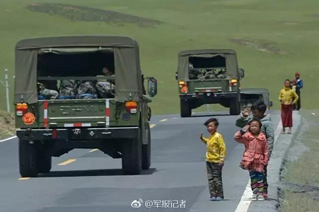 致敬与回礼，小学生向军车敬礼，获鸣笛回礼的温暖瞬间