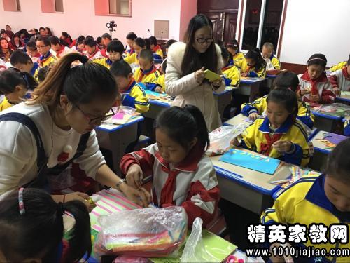 小学教师教学随笔，在童心与知识的桥梁上漫步
