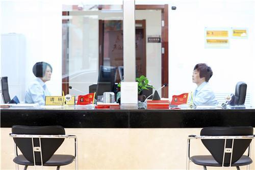 激发创意，培养责任感，小学生自制姓名桌牌的乐趣与意义