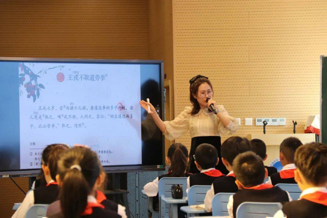 小学语文特级教师的智慧之光，点亮童心的文学之旅