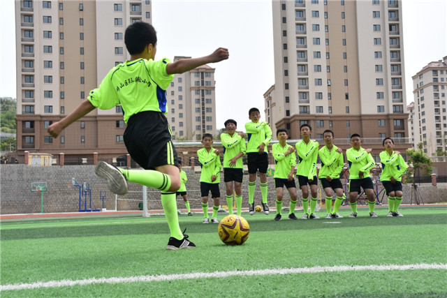 小学体育课教学案例，以快乐足球为主题的创意实践