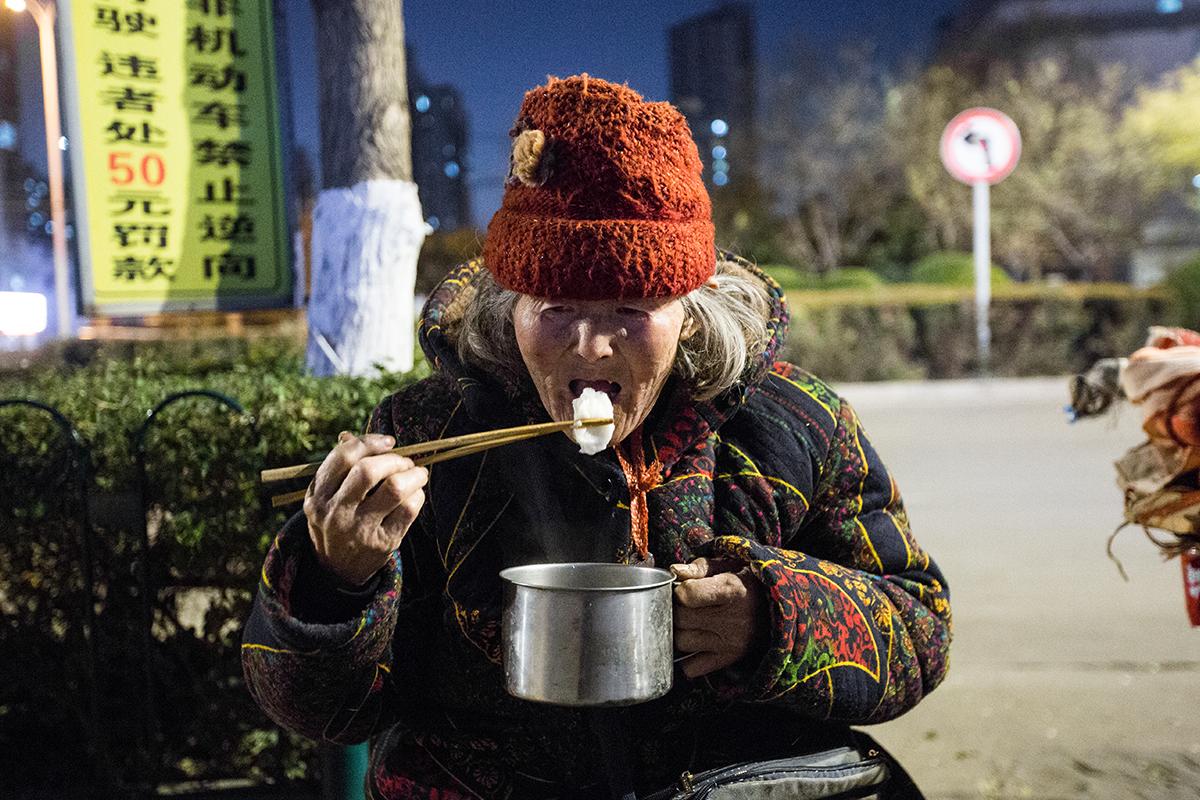 水果奶奶的奇妙世界，一张照片的温馨故事