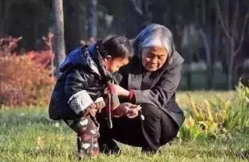 水果奶奶的温馨画卷，简单中的美好