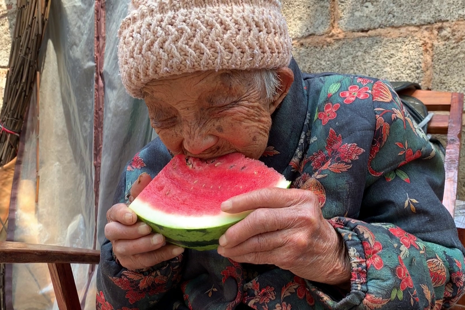 穿越时光的甜蜜记忆——235777与水果奶奶的温馨对比