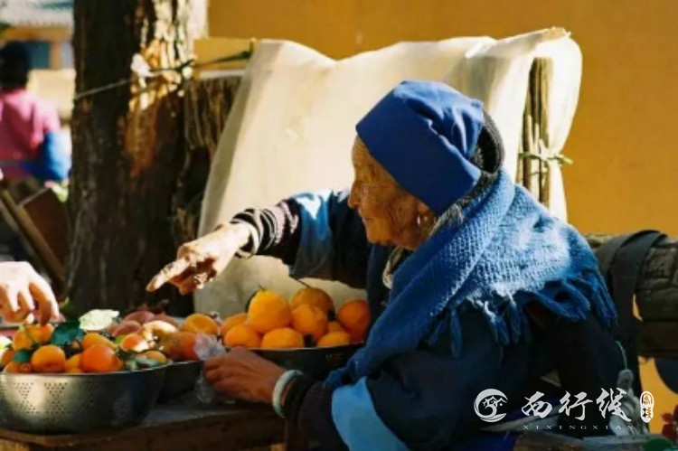 水果奶奶的卖艺之旅，从田间到舞台的甜蜜蜕变